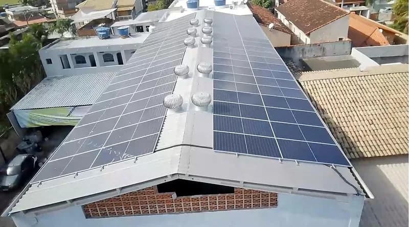 Outra vista aérea do galpão comercial com o sistema de painéis solares instalado
